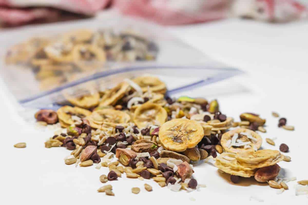 How to make Pistachio-Chip Trail Mix