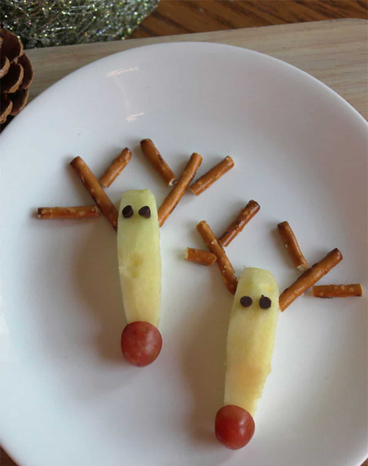 how to make Red-Nose Reindeer Snacks