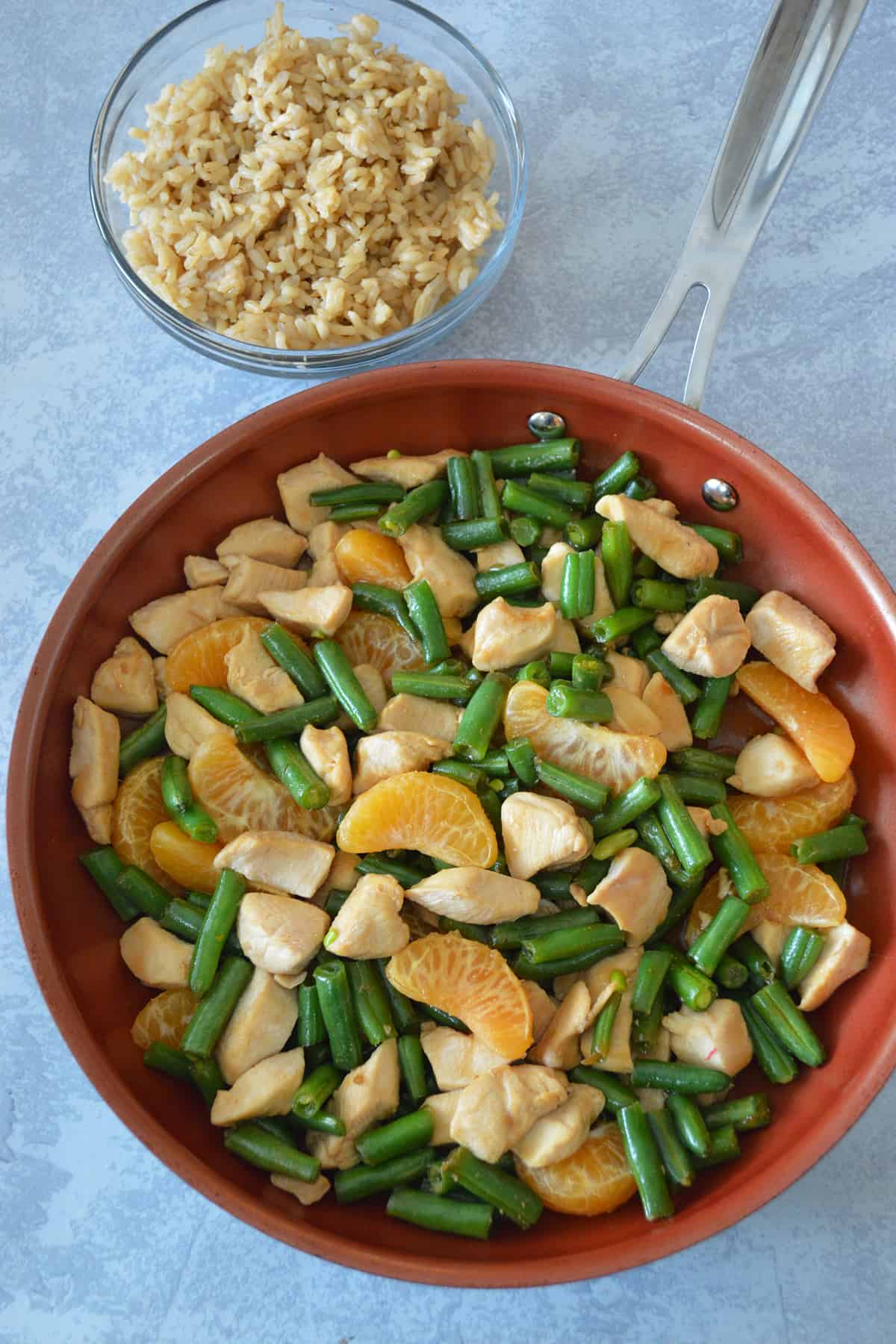 Stir-fry κοτόπουλο με μανταρίνι και πράσινα φασολάκια
