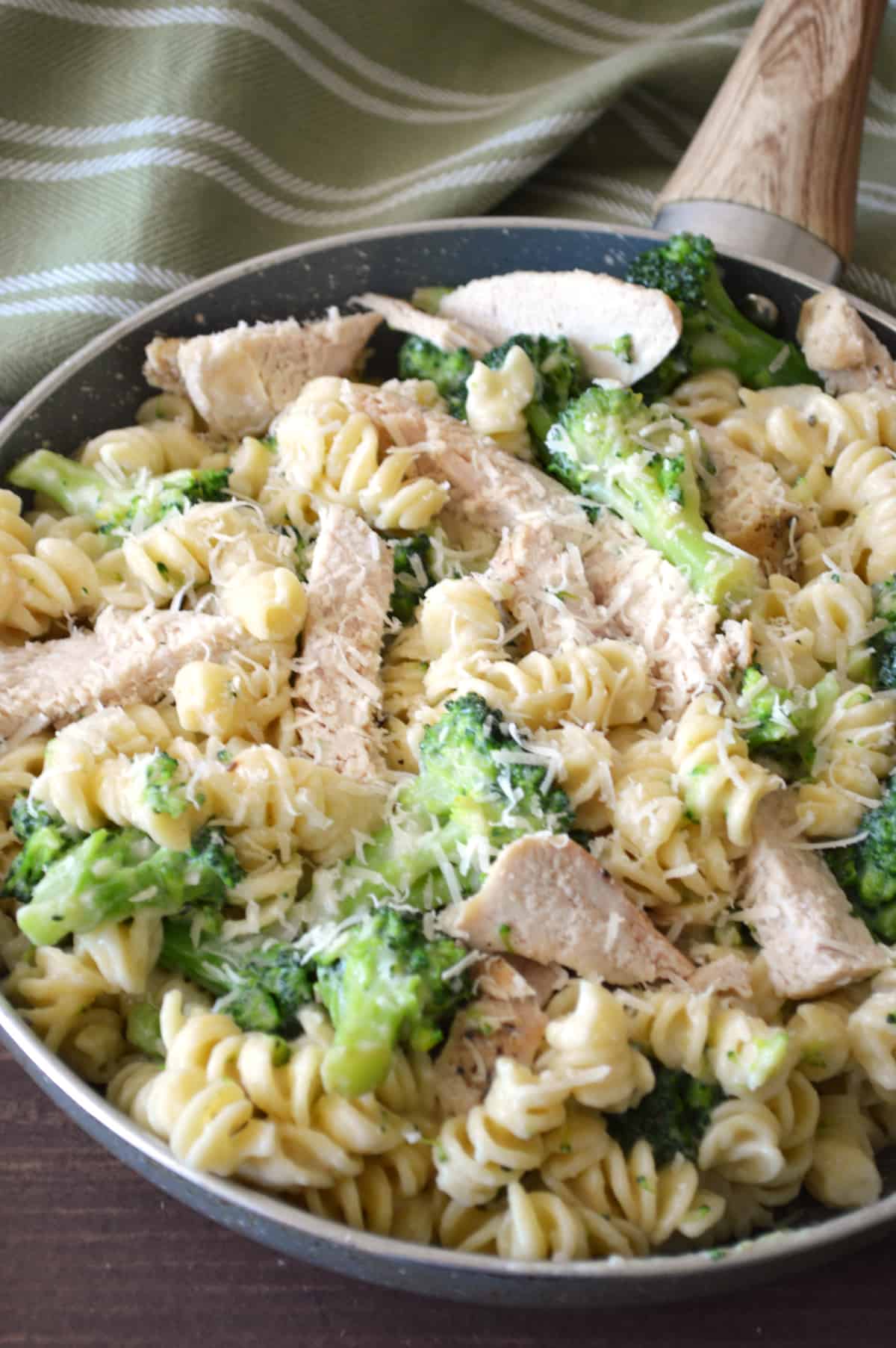 Easy Healthy Chicken Alfredo with Broccoli